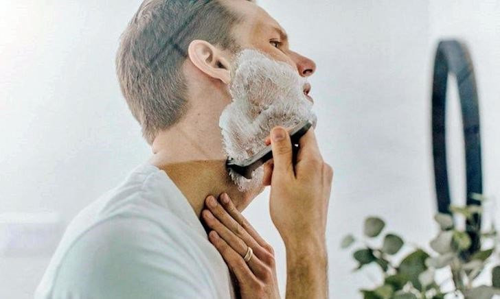 Quý ông cần làm gì khi bị viêm nang lông do cạo râu?