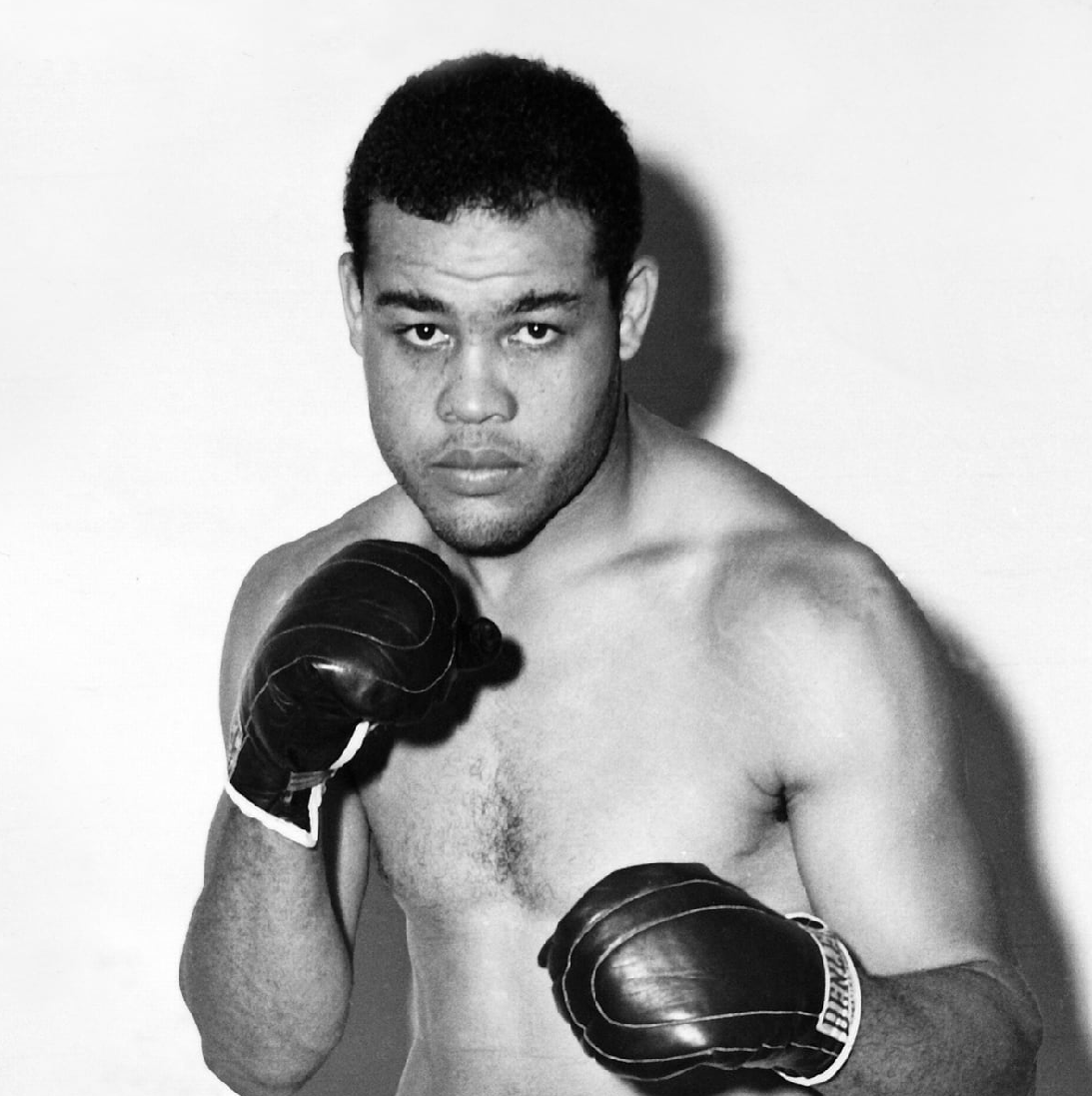 Joe Louis là nhà vô địch thế giới hạng nặng từ năm 1937 đến năm 1949.