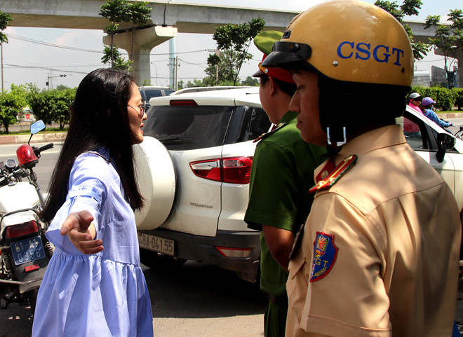 Vi phạm luật giao thông, lớn tiếng với cảnh sát - "kiều nữ" Ngọc Lan gây tranh cãi